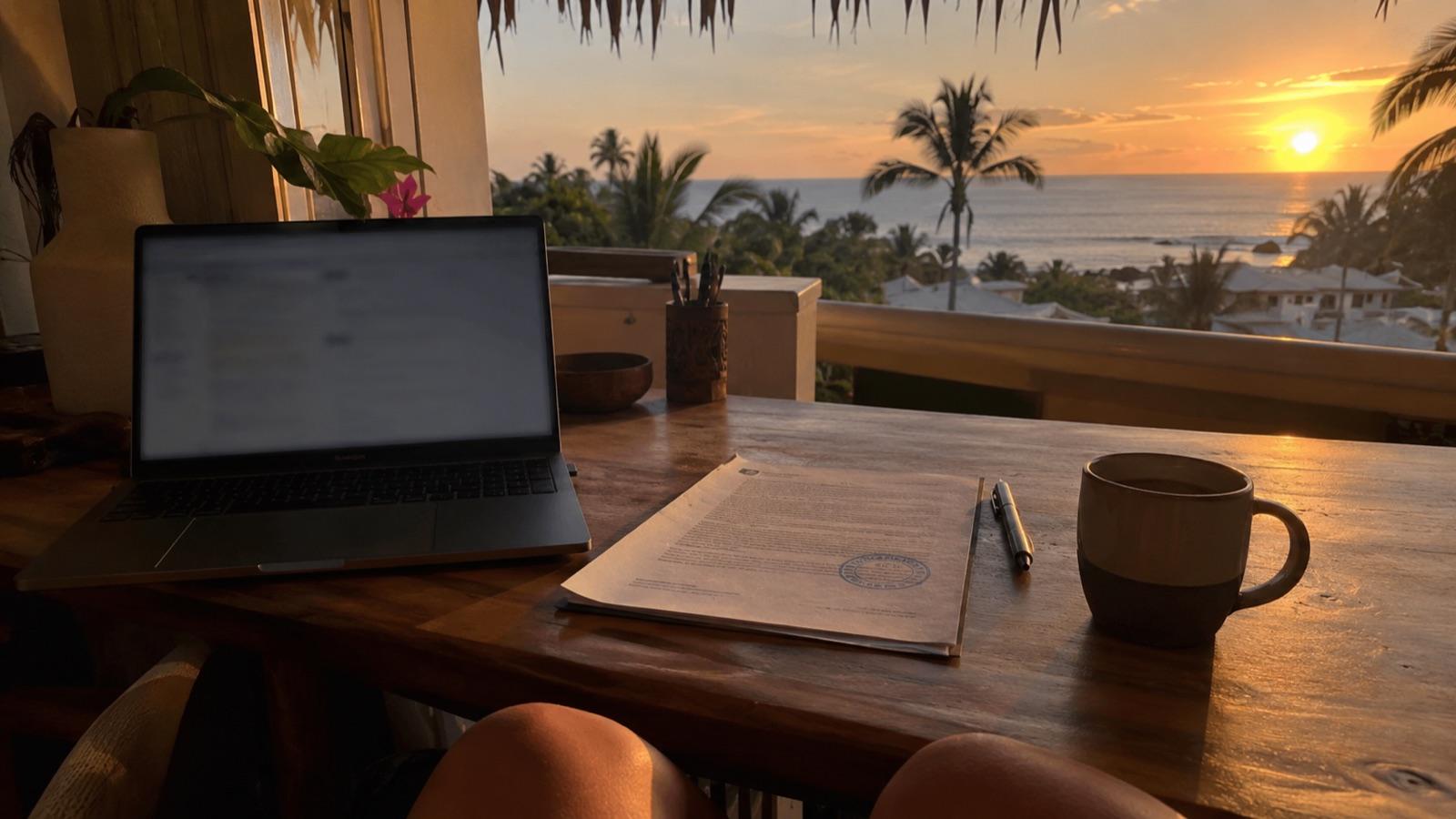 Documento de registro de marca sobre un escritorio frente al mar