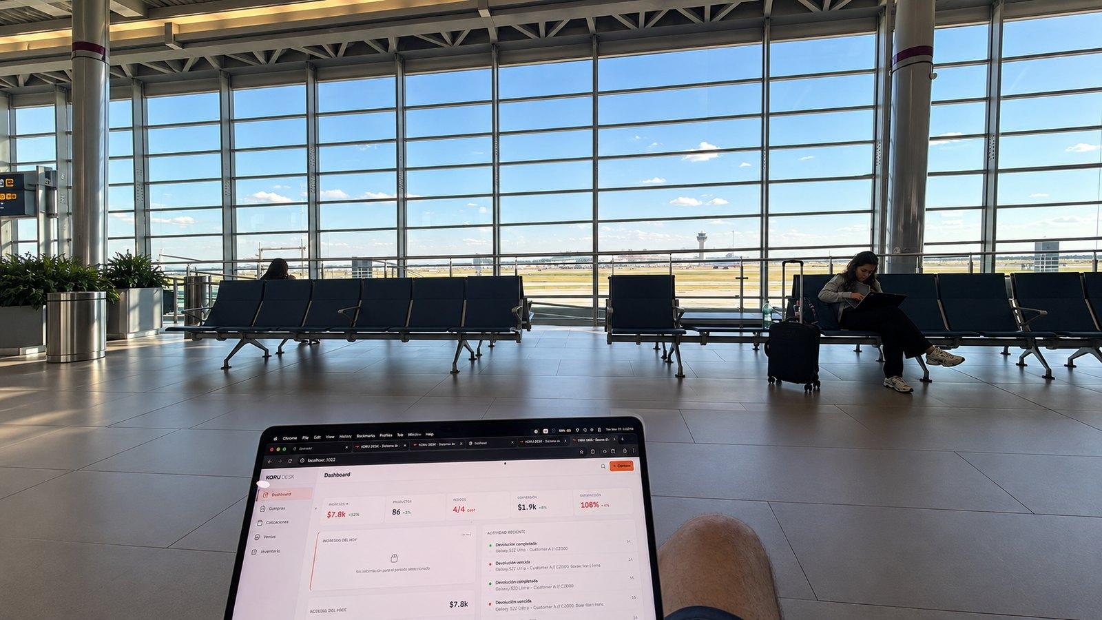 KORU DESK abierto en una laptop en el aeropuerto